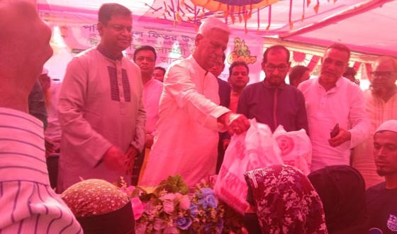 সেনবাগে কর্মহীন পরিবারের মাঝে ঈদ উপহার সামগ্রী বিতরণ