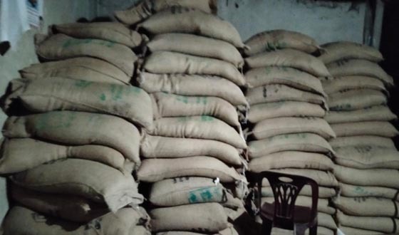 কুড়িগ্রামে সরকারি চাল আটক করে পুলিশের হেফাজতে দিলো জনতা