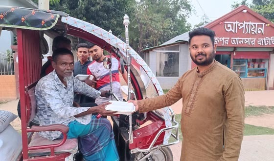 পালপাড়া যুবসমাজের উদ্যোগে ইফতার মাহফিল ও ইফতার বিতরণ