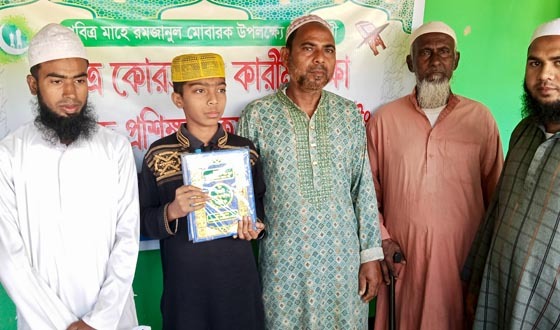 হাকিমপুরে কোরআন মাজিদ ও মুরুব্বিদের লাঠি বিতরণ