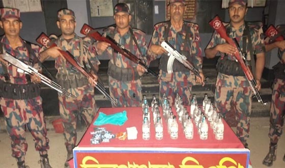 দৌলতপুর সীমান্তে ভারতীয় মদ ও অবৈধ ওষুধ উদ্ধার