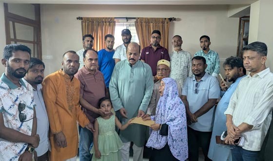 সীতাকুণ্ডে শহীদ ও নির্যাতিত পরিবারের মাঝে ঈদ উপহার বিতরণ