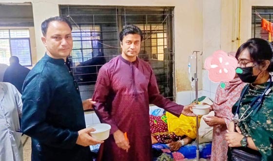 ঈদের দিন চাঁদপুর সরকারি হাসপাতাল রোগীদের খাবার পরিবেশন