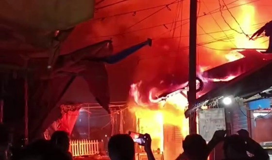 তোরাবগঞ্জ বাজারে আগুনে ১৫ লাখ টাকার ক্ষতি