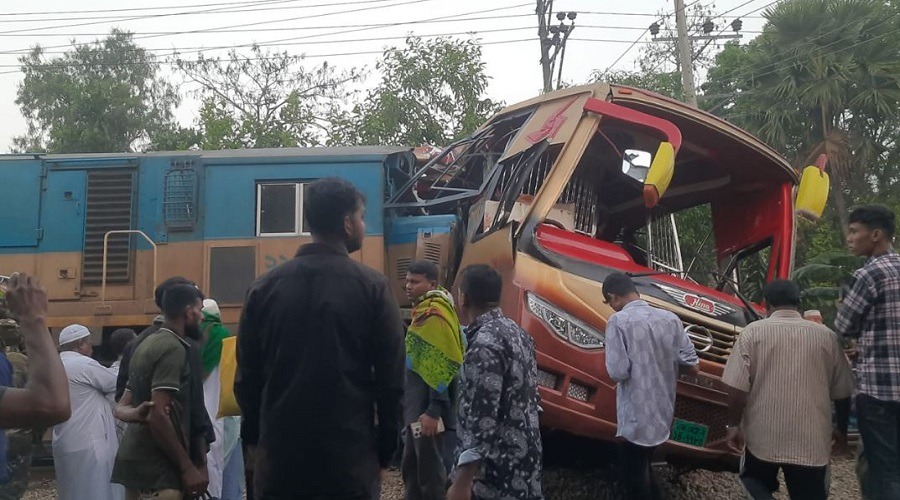 কুমিল্লায় বাস-ট্রেন সংঘর্ষে প্রাণহানি বেড়ে ১২