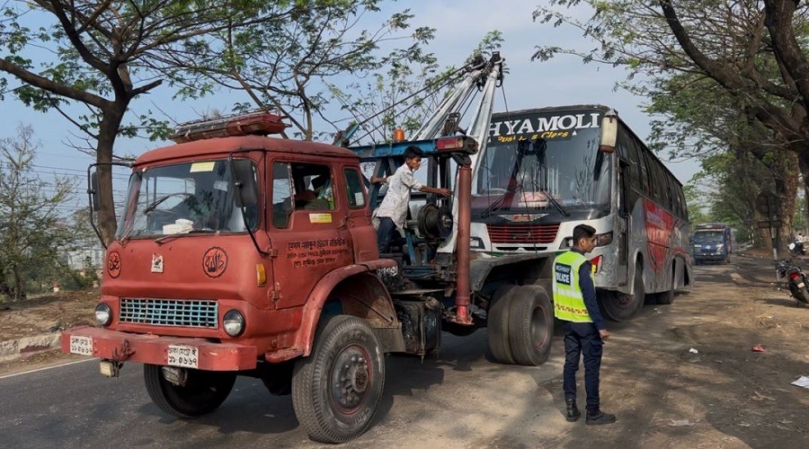 ঢাকা-চট্টগ্রাম মহাসড়কে ত্রিমুখী সংঘর্ষ, প্রাণ গেল ৩ জনের
