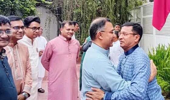 প্রধানমন্ত্রীর সঙ্গে ঈদ কোলাকুলিতে কিমা সাত্তার পাটোয়ারী