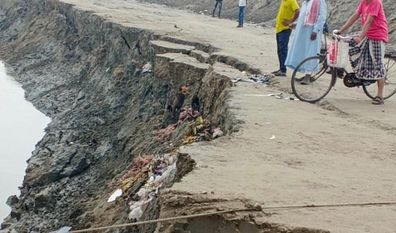 বুধহাটা বাজার বেতনা নদীর স্রোতে ভাঙ্গন কবলে হুমকীতে