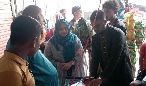 বোতলে পেট্রোল-ডিজেল বিক্রি করায় ২ ব্যবসায়িকে জরিমানা