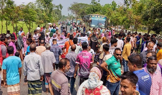 মান্দায় সন্ত্রাসী রাজু মেম্বারের গ্রেপ্তার দাবিতে মহাসড়ক অবরোধ