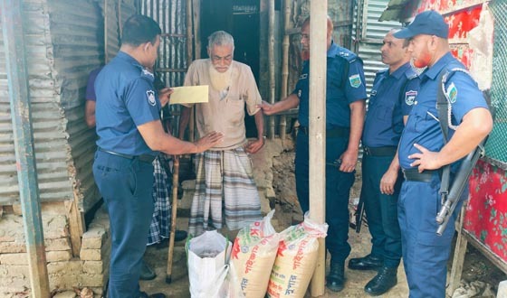 সাপাহারে অসহায় বৃদ্ধ হারেজ আলীর পরিবারে জেলা পুলিশের সহায়তা