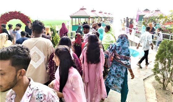 ঈদে টাঙ্গাইলের বিনোদন কেন্দ্রে উপচেপড়া ভিড়
