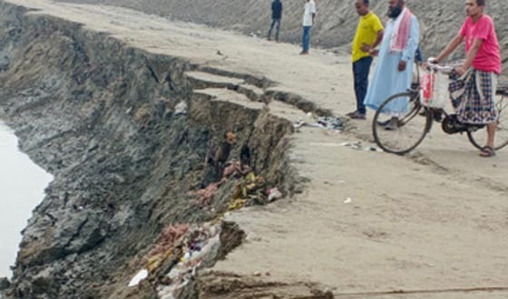 বুধহাটা বাজার বেতনা নদীর স্রোতে ভাঙ্গন কবলে হুমকীতে