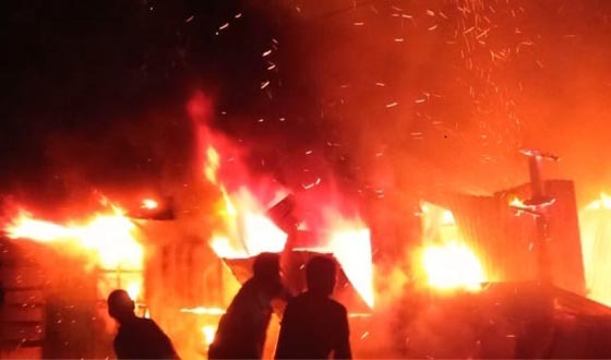 সোনারগাঁয়ে অগ্নিকাণ্ডে পাঁচ দোকান ভস্মীভূত