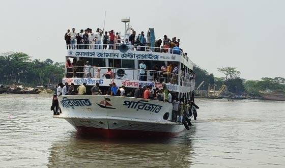 ঈদ শেষে লক্ষ্ণীপুর নৌপথে কর্মমুখী মানুষের দুর্ভোগ