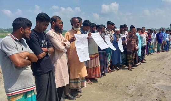 নাগেশ্বরীতে বাঁধ নির্মাণ কাজে অনিয়মের প্রতিবাদে মানববন্ধন