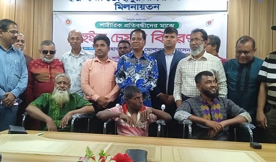 কলাপাড়ায় স্বাধীনতা দিবসে প্রতিবন্ধীদের হুইল চেয়ার বিতরণ