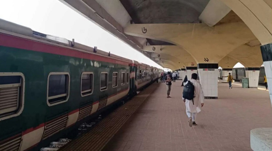 ঈদের ফিরতি ট্রেনে চাপ কম, স্বস্তিতে যাত্রীরা