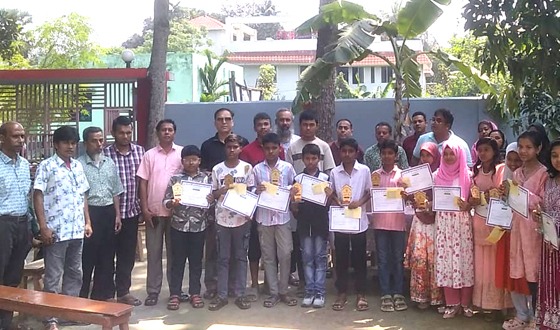 মেধাবী শিক্ষার্থীদের ক্রেষ্ট ও সার্টিফিকেট প্রদান