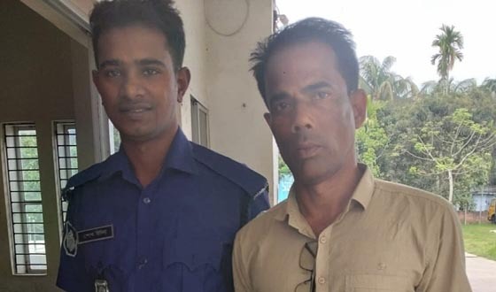 বাউফলে চাঁদাবাজি মামলায় খাদ্য কর্মকর্তা গ্রেফতার