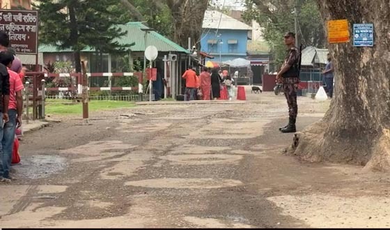 ভারতীয় কাস্টমস কর্মকর্তার মৃত্যুতে হিলি স্থলবন্দরে আমদানি-রপ্তানি বন্ধ