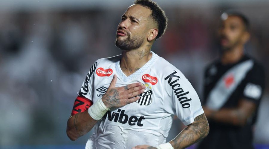 গ্যালারিতে নিজের নাম শুনে যা বললেন নেইমার