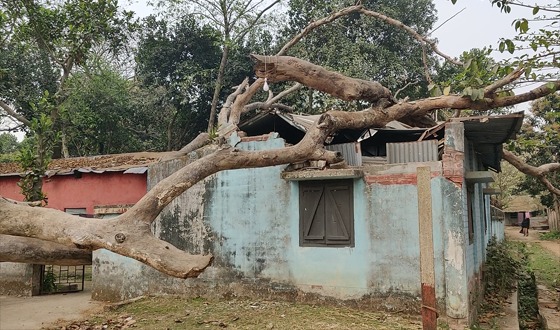 হিলি রেলস্টেশন থেকে পিডব্লিউ অফিস সরানোর ঘটনায় ক্ষোভ