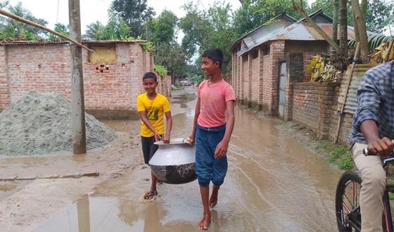 ড্রেনেজ ব্যবস্থা না থাকায় সড়কে জলাবদ্ধতা, ভোগান্তিতে এলাকাবাসী
