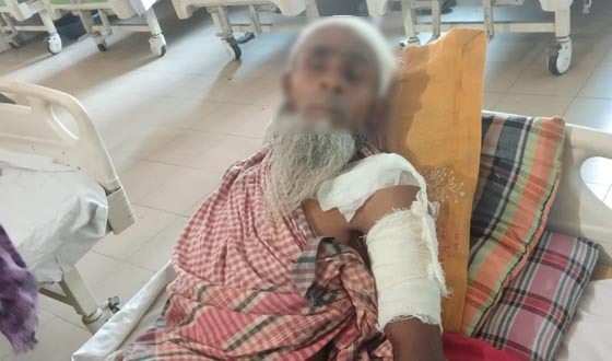 পাঁচবিবিতে জেল পুলিশের বিরূদ্ধে বৃদ্ধকে কুপিয়ে জখম করার অভিযোগ