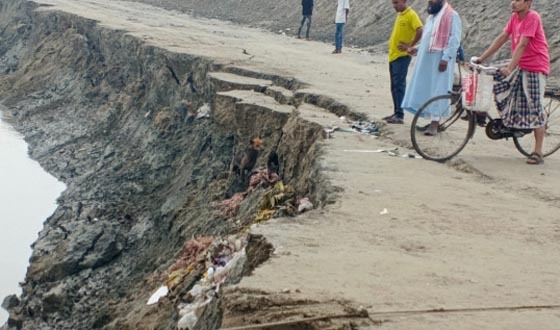 আশাশুনির বেতনা নদীর তীব্র স্রোতে বিলীন হচ্ছে বেড়িবাঁধ