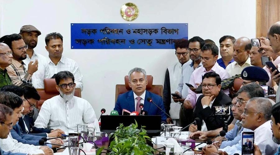 ফেরিতে বাস ওঠানোর আগে সব যাত্রী নামাতে হবে, কঠোর নির্দেশ নৌমন্ত্রীর