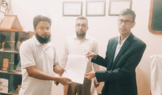 দুর্ঘটনায় নিহত পরিবারকে অনুদান প্রাপ্তির ফরম তুলে দেন পরিচালক