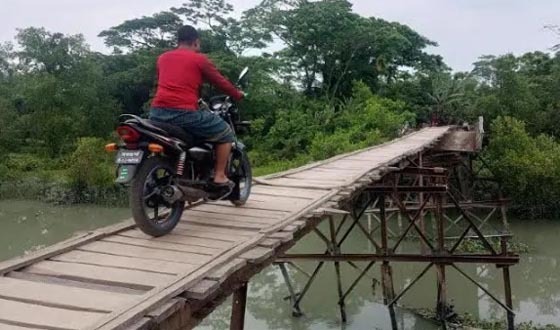 ঝুঁকিপূর্ণ সেতুর ১২ বছরেও সংস্কার হয়নি, ঝুঁকি নিয়ে চলাচল করছে মানুষ