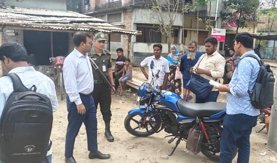 গোমস্তাপুরে ভ্রাম্যমান আদালত ১১ মোটরসাইকেল জরিমানা