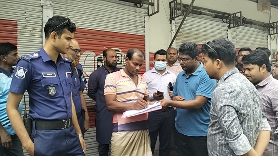 দোকানে মজুদ করে বেশি দামে বিক্রি, ধরা পড়ে জরিমানা
