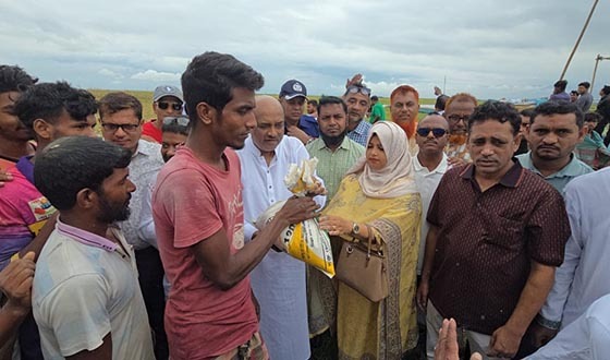 নিকলীতে ইরি-বোরো ধানের ক্ষতিগ্রস্ত কৃষকদের মাঝে খাদ্য সামগ্রী বিতরণ