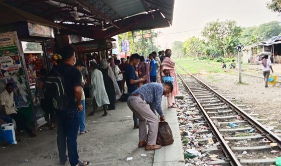 বাজিতপুর ও সরারচর রেল স্টেশন দুটি নানান সমস্যায় জর্জরিত