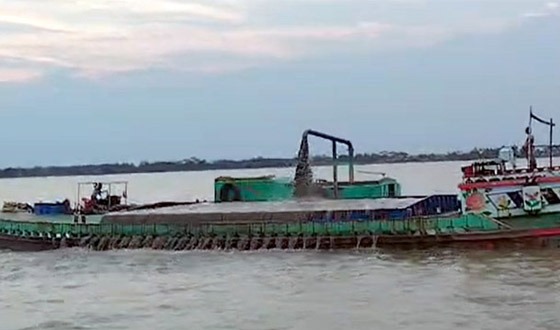 কলাপাড়ায় নদী থেকে ফ্রি-স্টাইলে অবৈধ বালু উত্তোলন