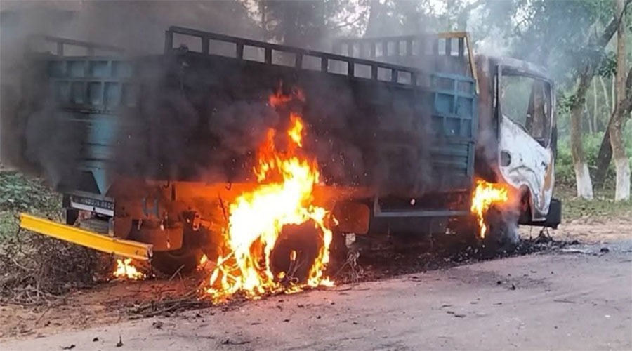 গাজীপুরে গরু চোর সন্দেহে ৩ জনকে পিটিয়ে হত্যা, ট্রাকে আগুন
