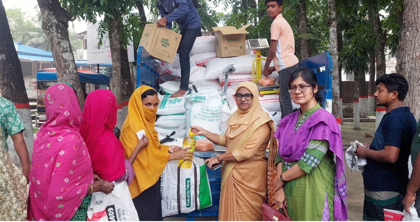 বাঘায় টিসিবি’র ট্রাক সেল্স পন্য বিক্রির উদ্বোধন করেন ইউএনও