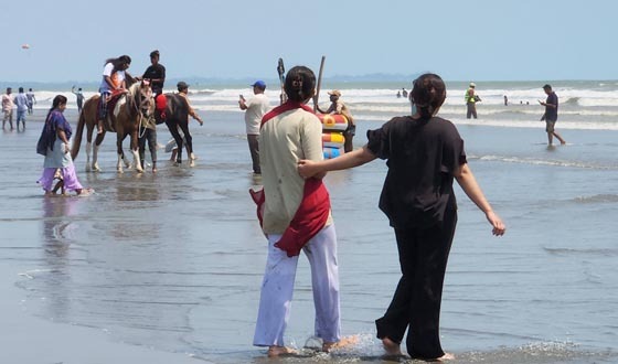 কক্সবাজারে হঠাৎ পর্যটক খরা, হতাশ পর্যটন ব্যবসায়ীরা