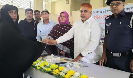 অসহায়দের প্রধানমন্ত্রীর ঈদ উপহারের নগদ অর্থ বিতরণ