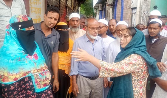 অগ্নিকাণ্ডে ক্ষতিগ্রস্তদের পাশে জেলা পরিষদ প্রশাসক