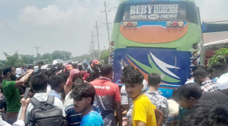 নেত্রকোনায় বাসচাপায় মা-মেয়েসহ অটোরিকশার তিন যাত্রী নিহত