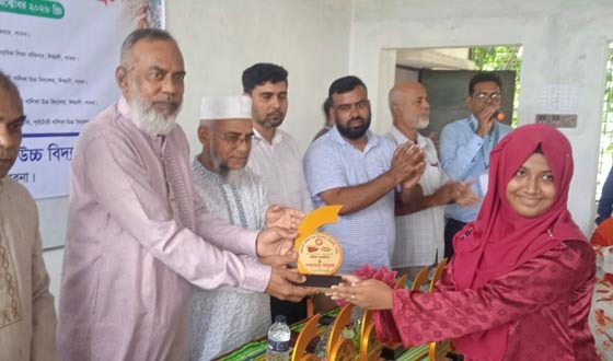 ঈশ্বরদীতে জিপিএ-৫ প্রাপ্তদের সংবর্ধনা প্রদান