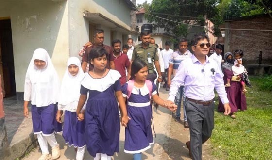 বাবার মুখে রুটি তুলে দেওয়া তুবাকে স্কুলে নিয়ে গেলেন ইউএনও