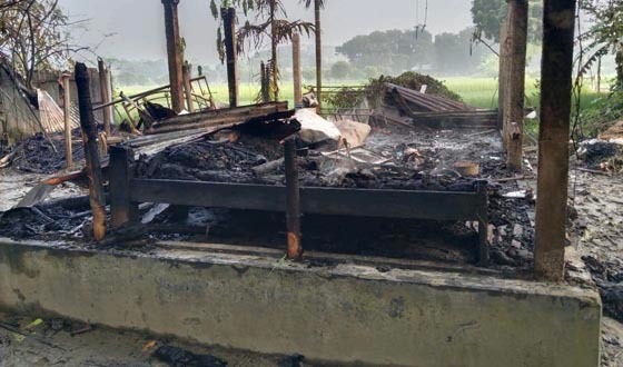 ঈশ্বরদীতে আগুনে কৃষকের তিন ঘর পুড়ে স্বপ্ন ছাই