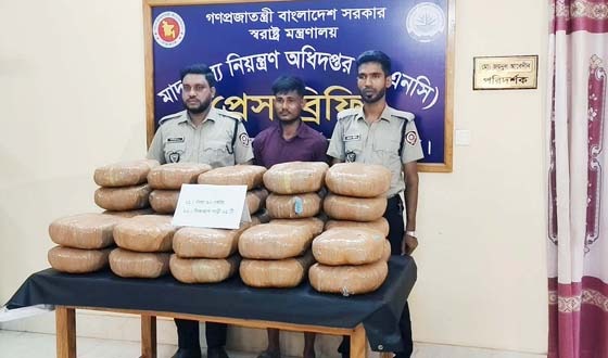 বরিশালে ৯০ কেজি গাঁজাসহ একজন গ্রেপ্তার, পিকআপ জব্দ