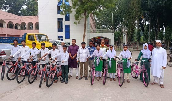 সাতক্ষীরায় ১০ শিক্ষার্থী পেল বাইসাইকেল