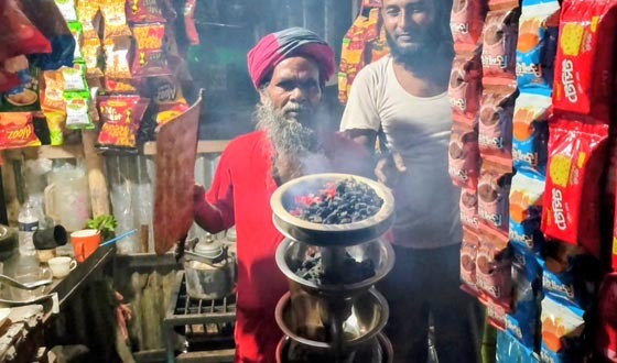 ধুপের ধোঁয়ায় মিশে আছে নয়নের জীবনসংগ্রাম